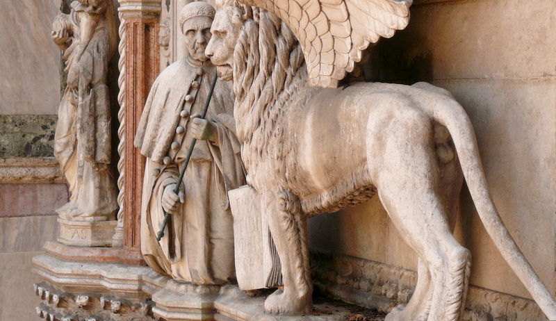 01-04-leone-alato-di-palazzo-ducale